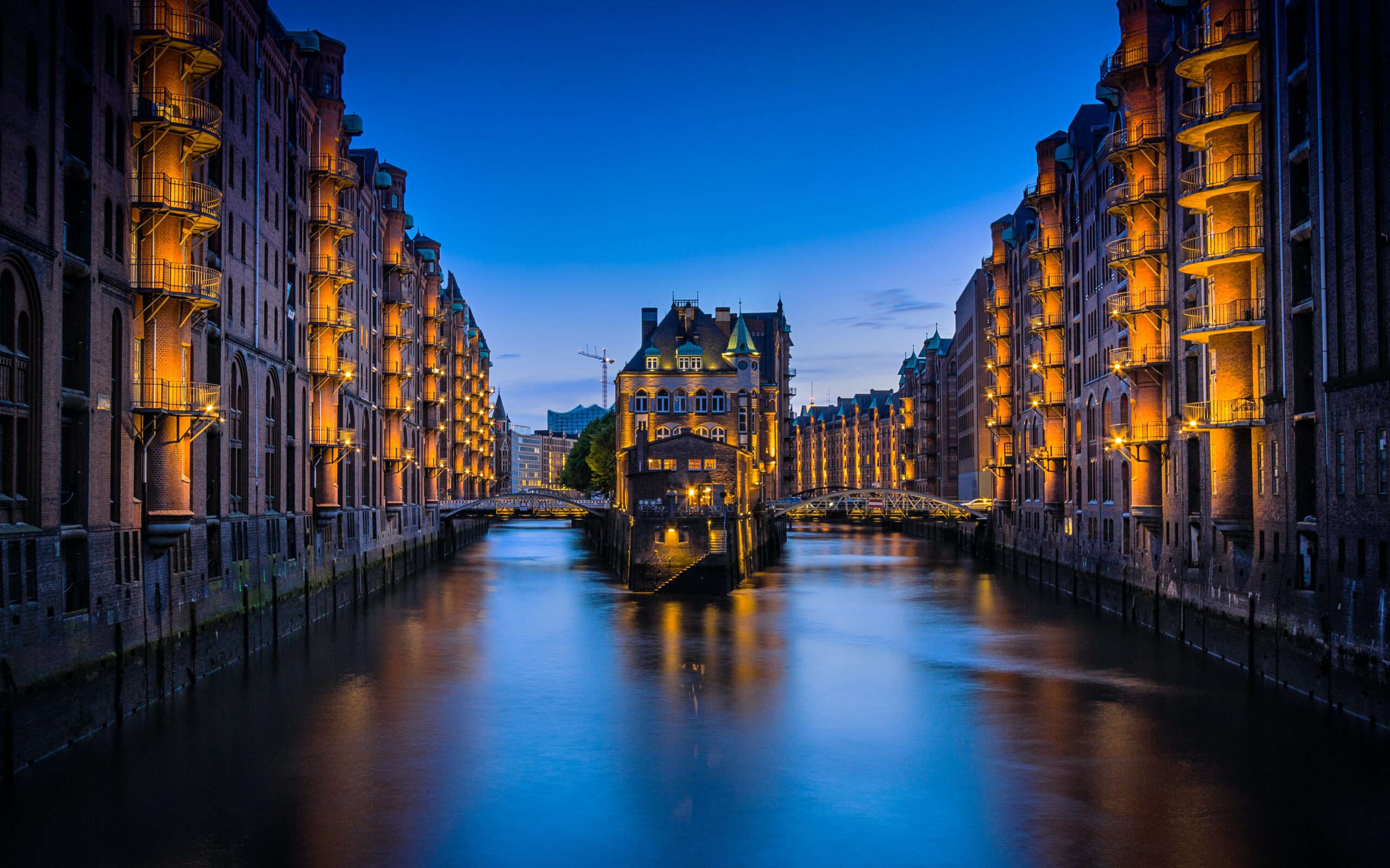 Hamburg Speicherstadt bei Dämmerung, strahlende Lichter