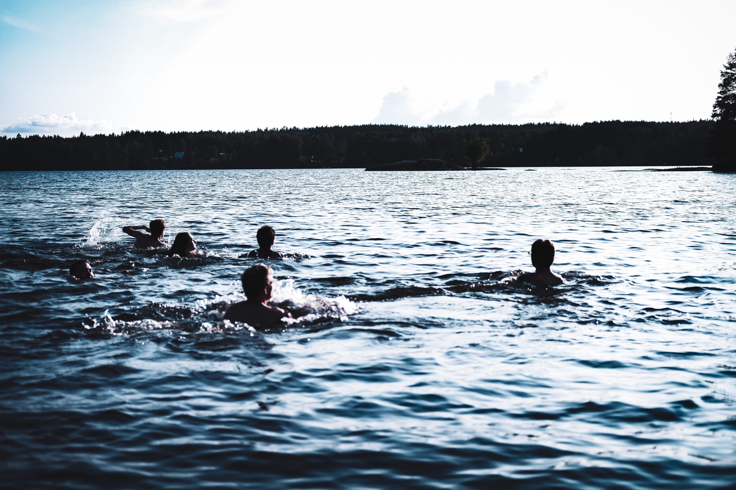 Personen schwimmen im See