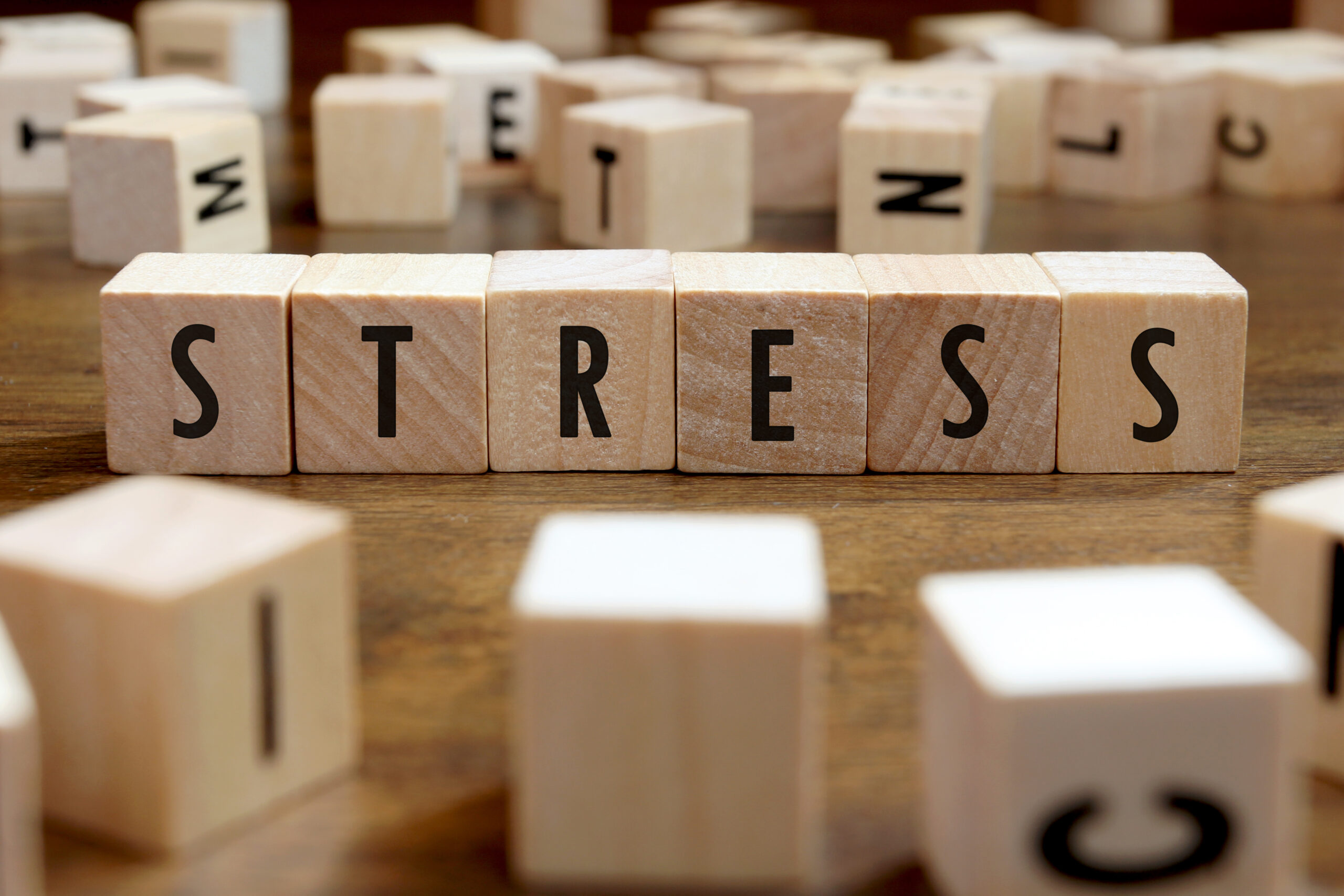 Holzquadrate mit Schriftzug „Stress„